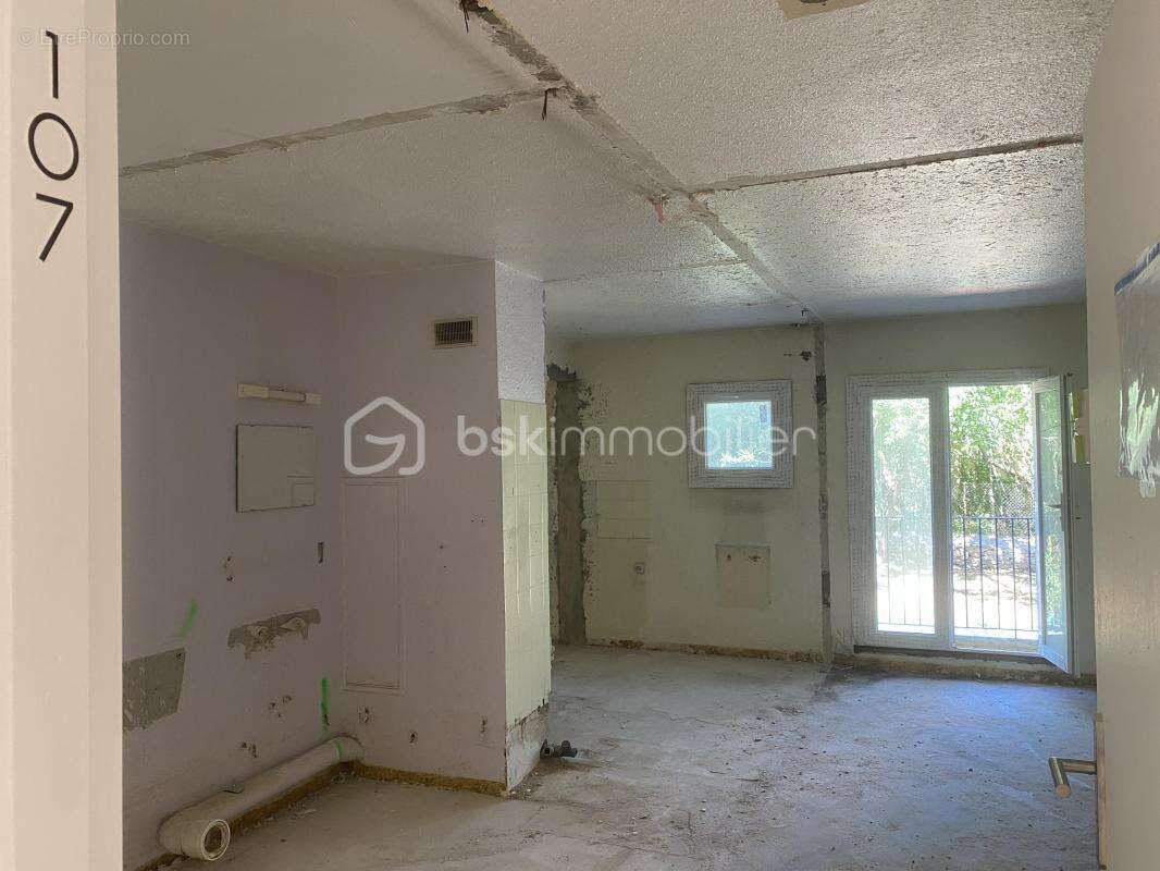 SAINT-CHRISTOL ((84) -  Créez votre T2 sur mesure ! Plateau sous forme d'appartement de 68 m² env. situé au 1er étage avec ascen - photo 9
