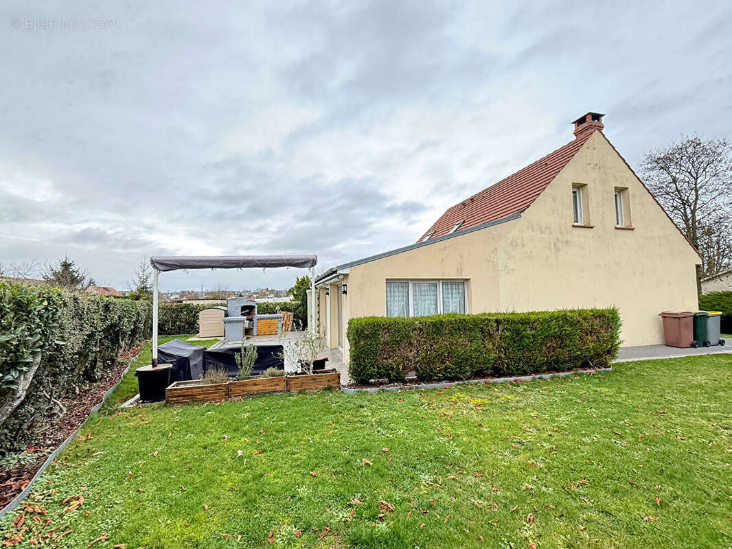 Maison à CREVECOEUR-LE-GRAND