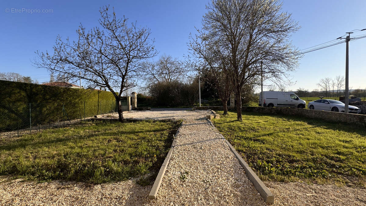 Maison à BARBEZIEUX-SAINT-HILAIRE