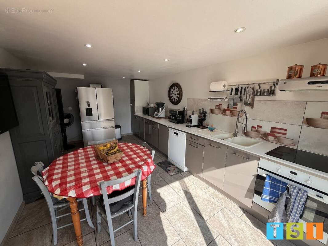 Maison rénovée 151 m²  4 chambres  Terrain 2120 m²  Piscine  Triple garage - photo 7