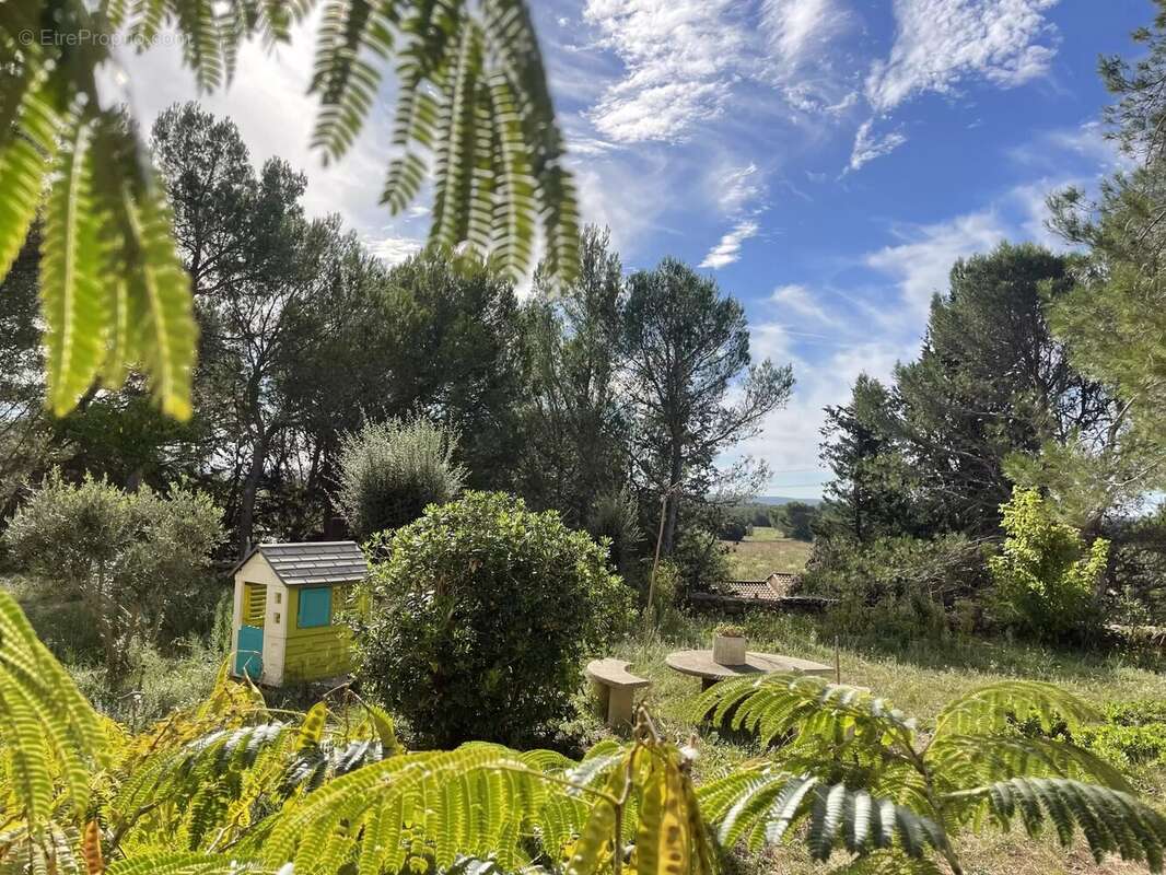 PELISSANNE Maison avec 2 logements au coeur des collines - photo 3