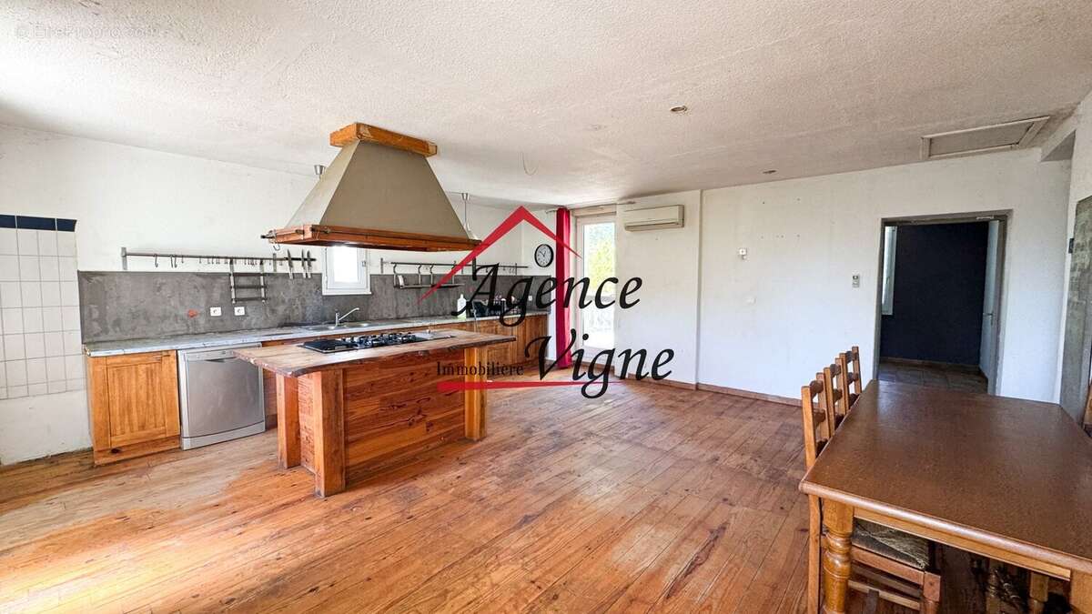 Maison à SAINT-JEAN-DE-MARUEJOLS-ET-AVEJAN