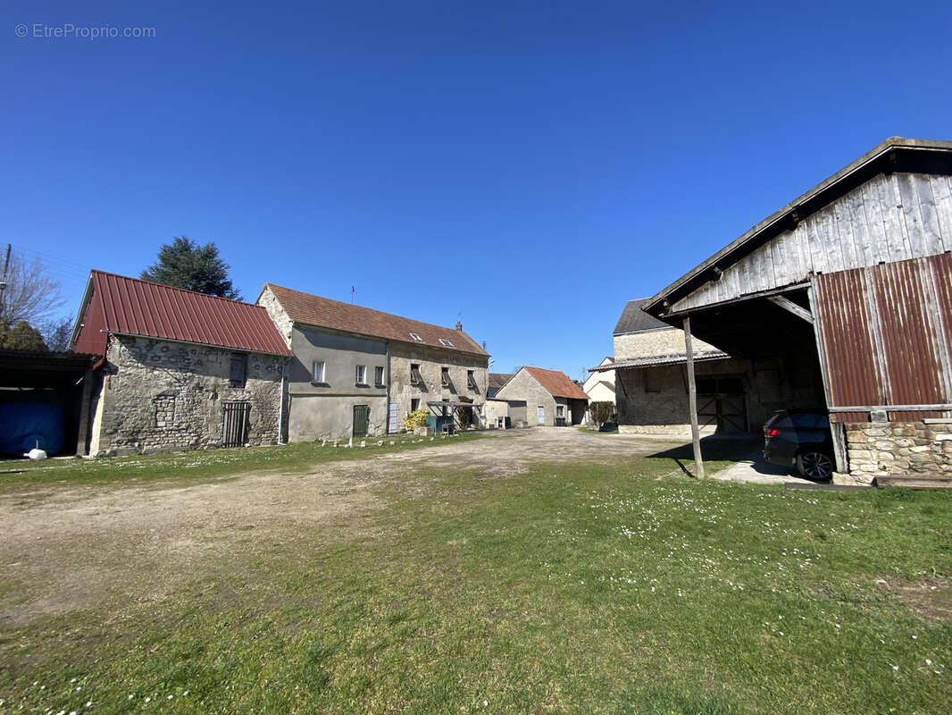 Chambly -ancien corps de ferme a rehabiliter plein centre-ville - photo 2