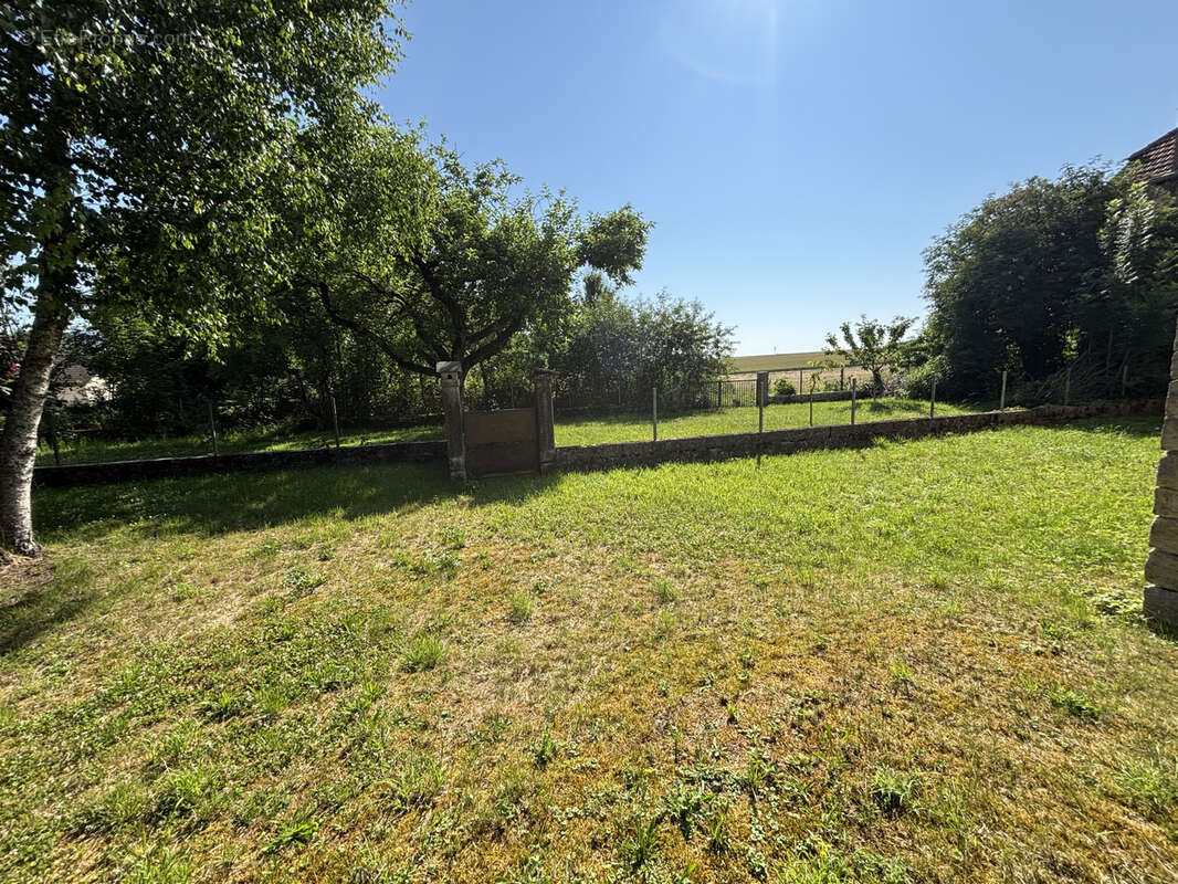 Maison à MONTLIOT-ET-COURCELLES