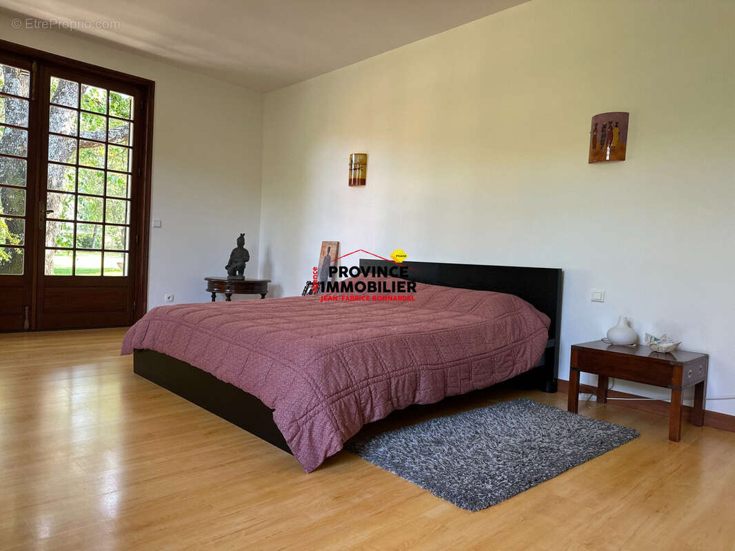 Maison 650 m² à Valreas  - photo 9
