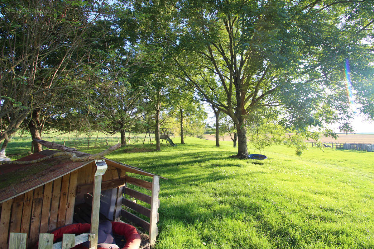 Maison à MONTAIGU-LE-BLIN