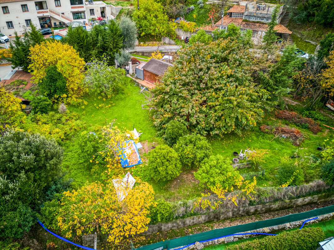 Terrain à CASTAGNIERS