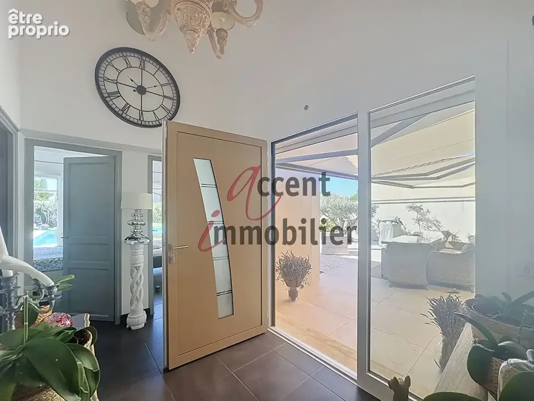 Mollégès, magnifique villa de plain pied avec piscine chauffée et garage - photo 4