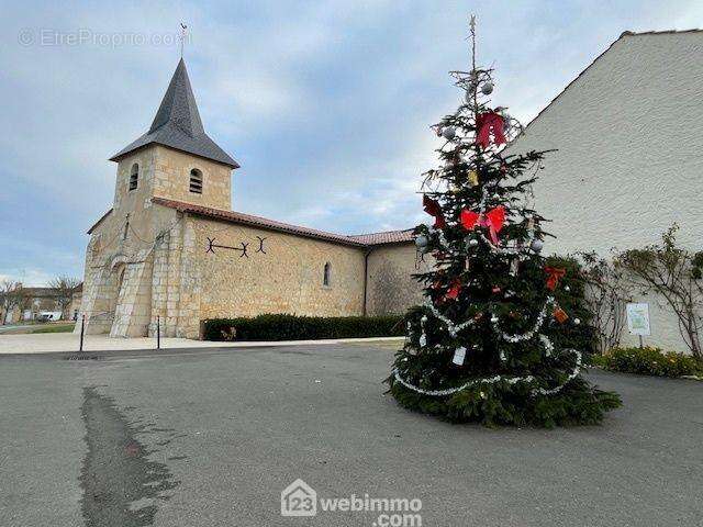 A Liniers, commune où il fait bon vivre, à 25 mn de Poitiers et 14 mn de Chauvigny. - Terrain à CLOUE