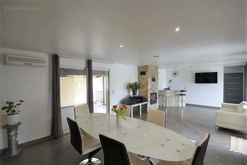 Commerce à MONTAUROUX