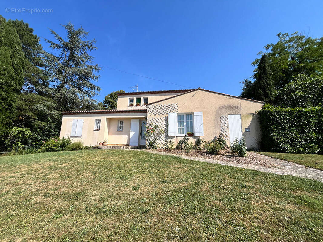 Exclusivité - Maison familiale avec piscine à pied des commerces - photo 18