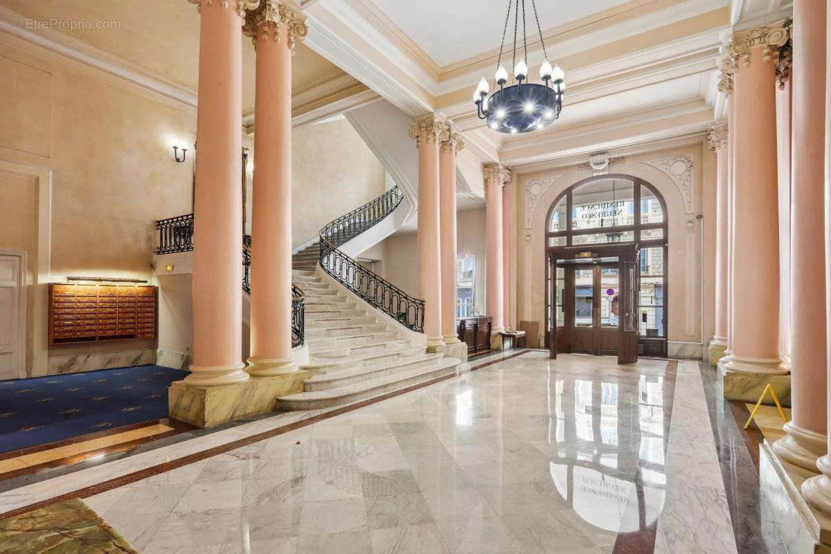 Nice Negresco : Studio dernier étage, vue mer latérale - photo 13