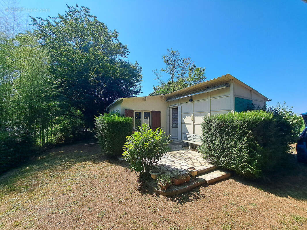 Terrain à VOUNEUIL-SUR-VIENNE