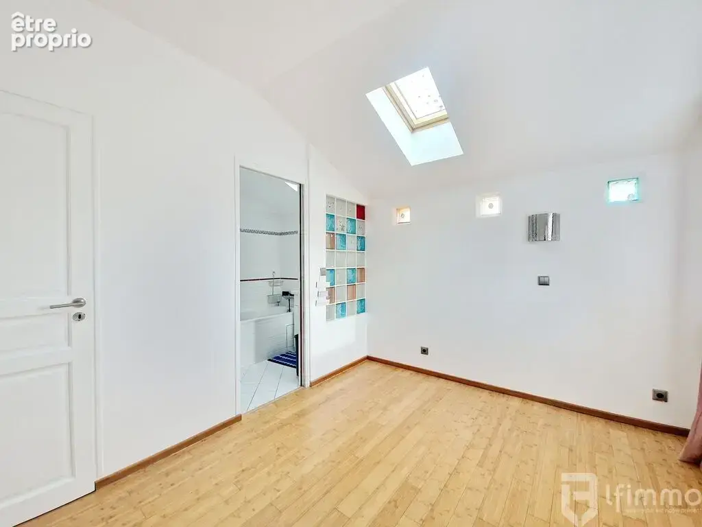 Maison spacieuse et contemporaine dans un quartier résidentiel - photo 9