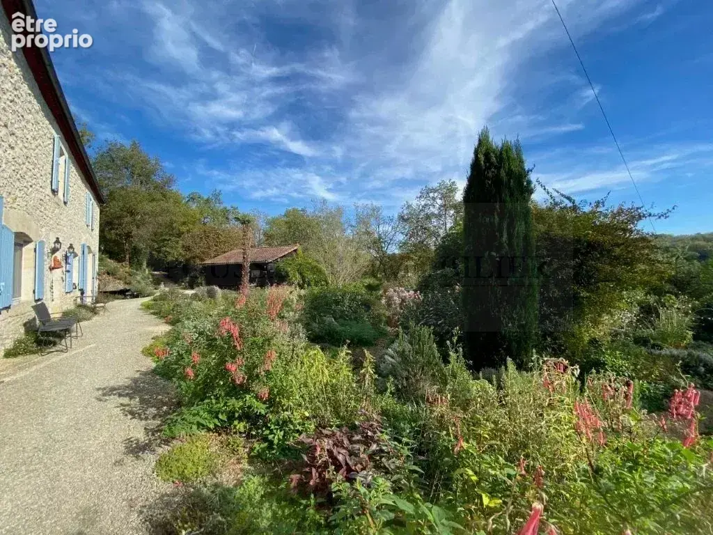 Superbe propriété en pierre avec dépendances sur un terrain arboré de 1,4 h. - photo 13