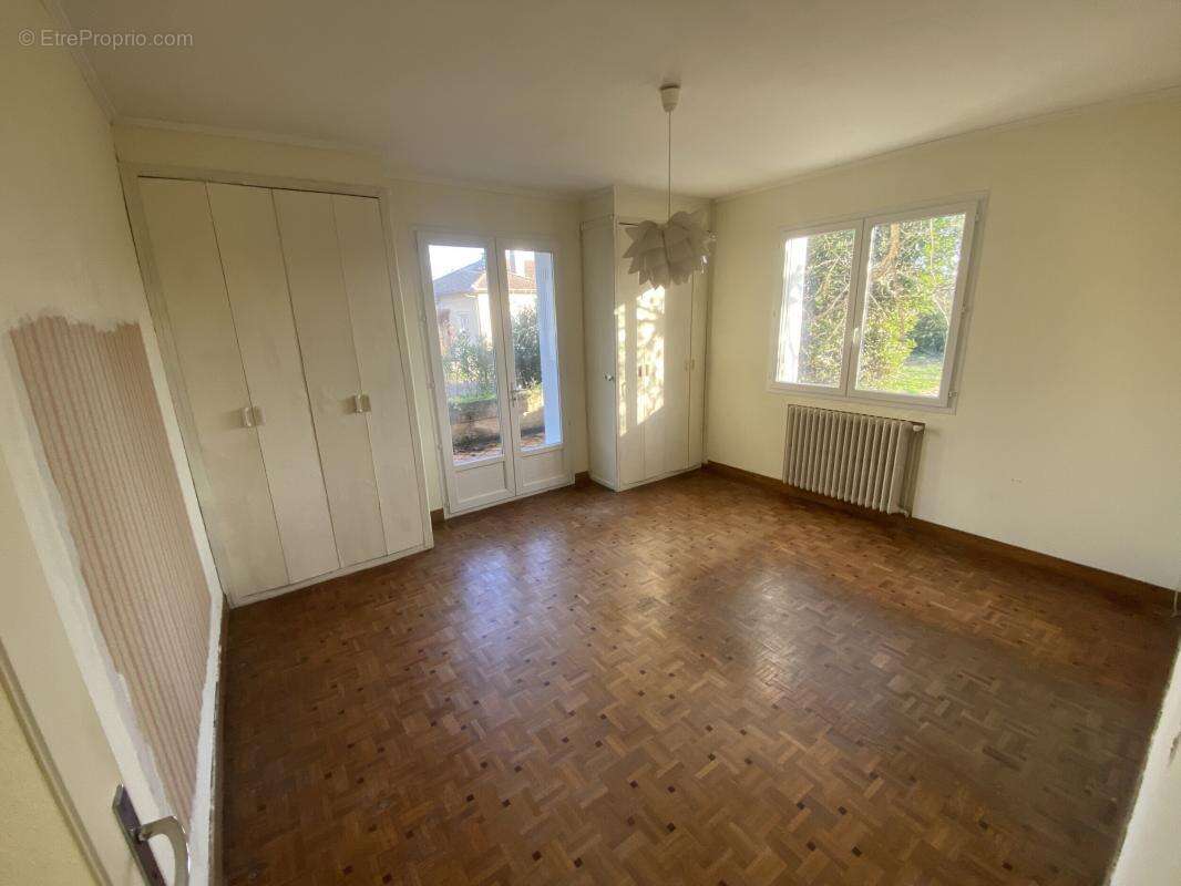 Maison à SAINTE-FOY-DE-PEYROLIERES