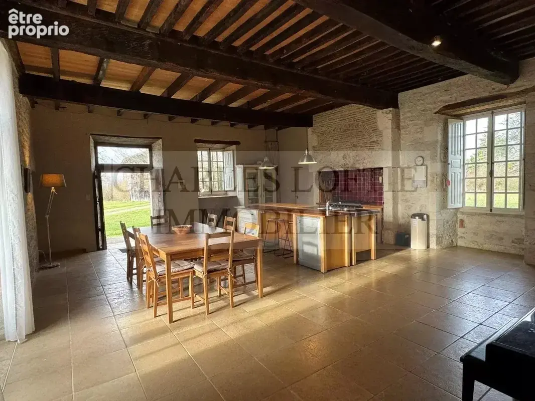 Magnifique et imposante ferme fortifiée du XVIIe siècle, avec dépendances, piscine et terrain de 23 ha, à proximité de Mauroux. - photo 8