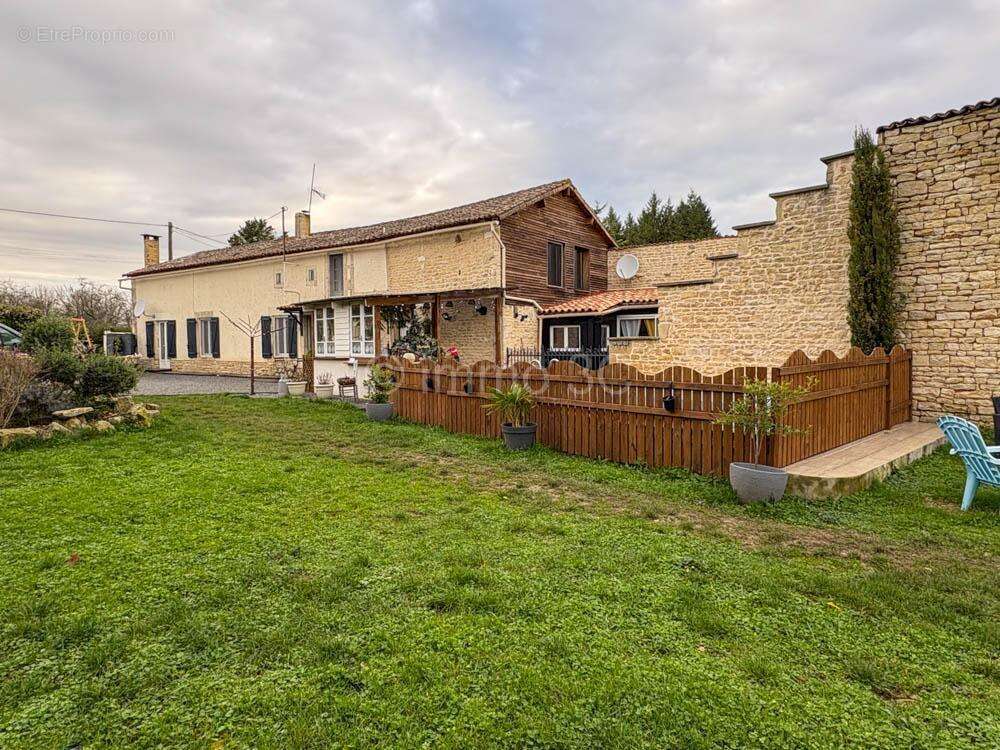 Maison à CHEF-BOUTONNE