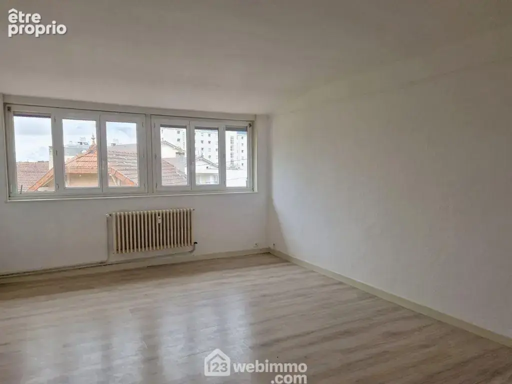 Très lumineux grâce à sa triple exposition, il dispose d'une belle pièce de vie de 21m² environ.