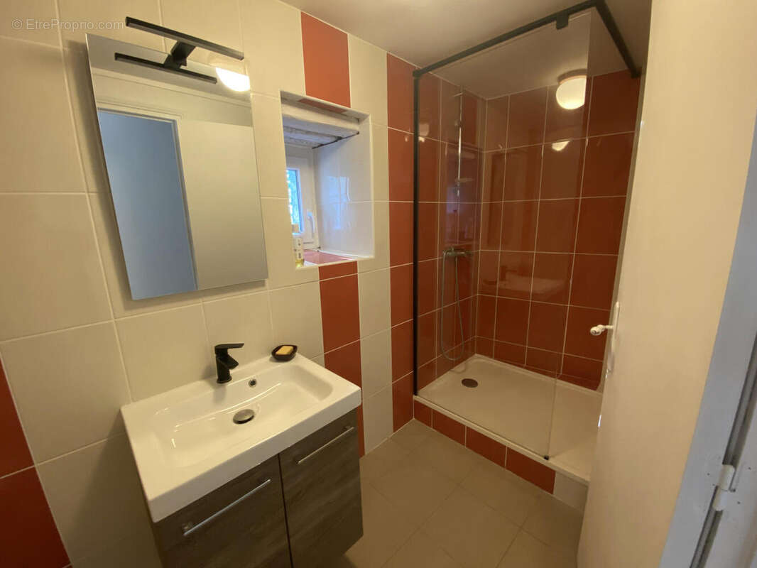 sdb rdc - Maison à MONTMOREAU-SAINT-CYBARD