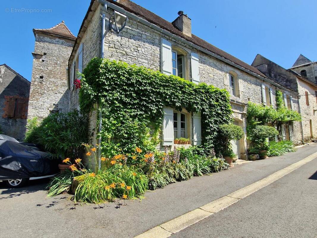 Demeure de charme avec Patio, piscine, tour au toit de lauze et jardin bucolique. - photo 4