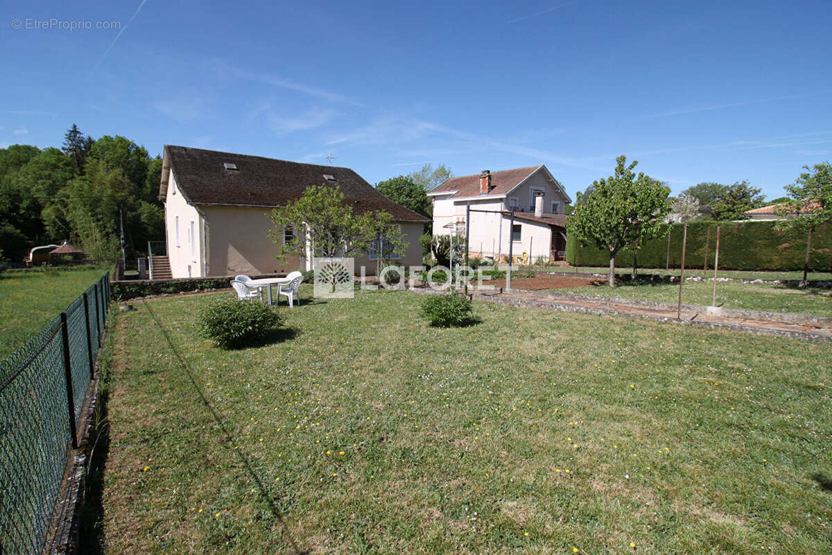 Maison à JAVERLHAC-ET-LA-CHAPELLE-SAINT-ROBERT
