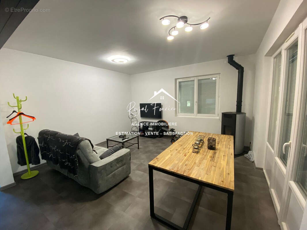 espace de salon (meublé) - Maison à CHATELLERAULT