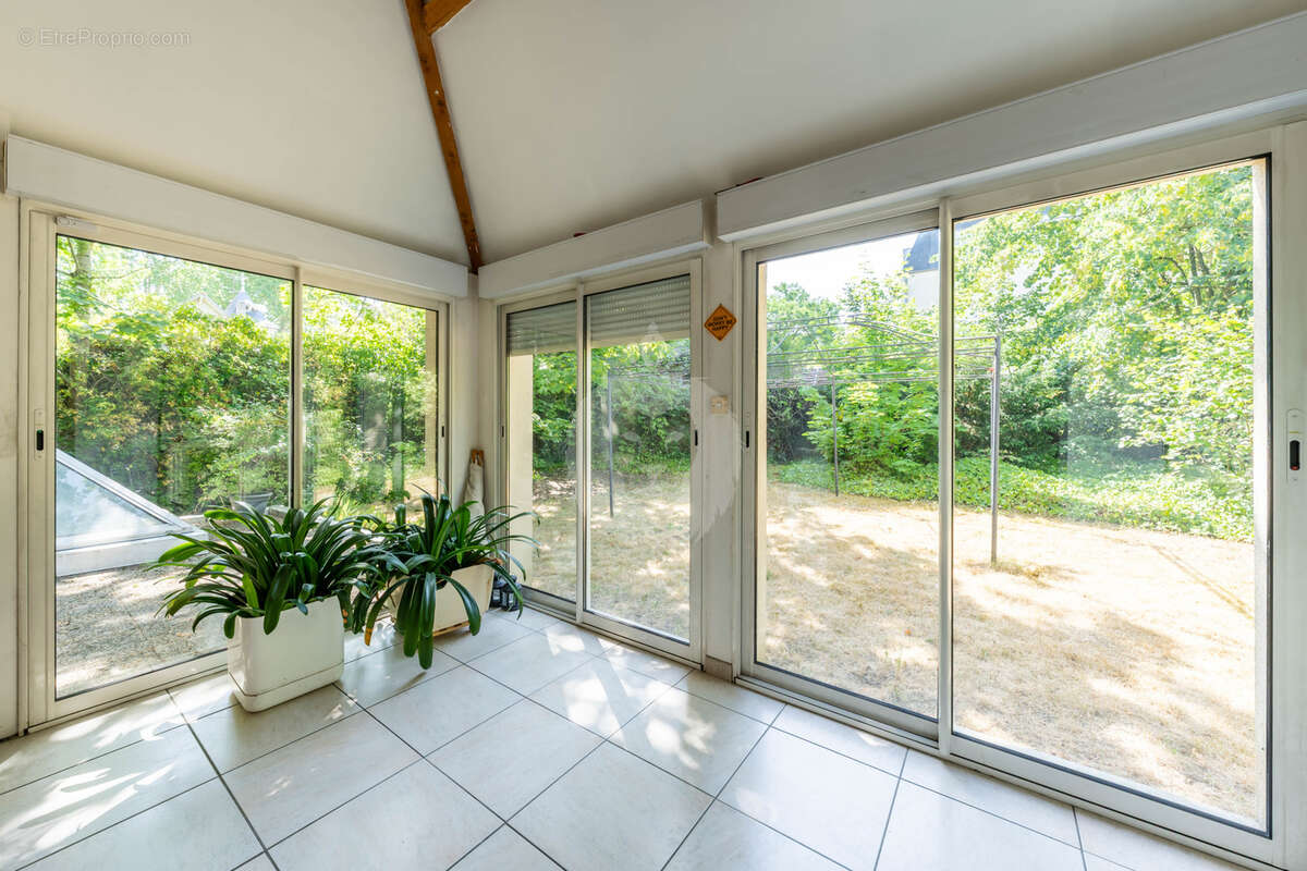 Maison familiale de 212 m2   5 chambres, dépendance, jardin arboré et gare de Melun à proximité - photo 2