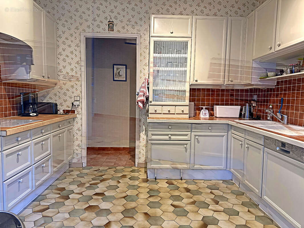Maison Lorgues de 206 m² 4 chambres, un studio sur 6100 m² de terrain - photo 12