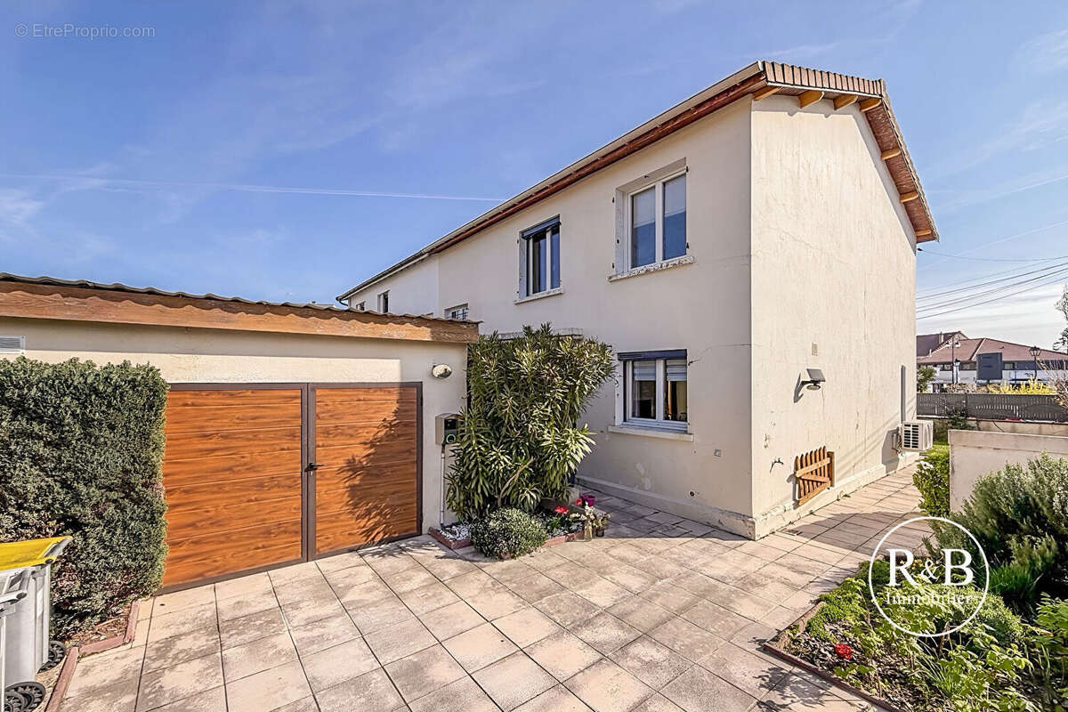 Maison à LES CLAYES-SOUS-BOIS