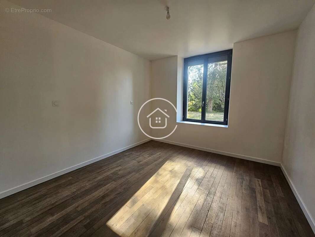 Ancienne propriété rénovée avec dépendances et vaste terrain - photo 10