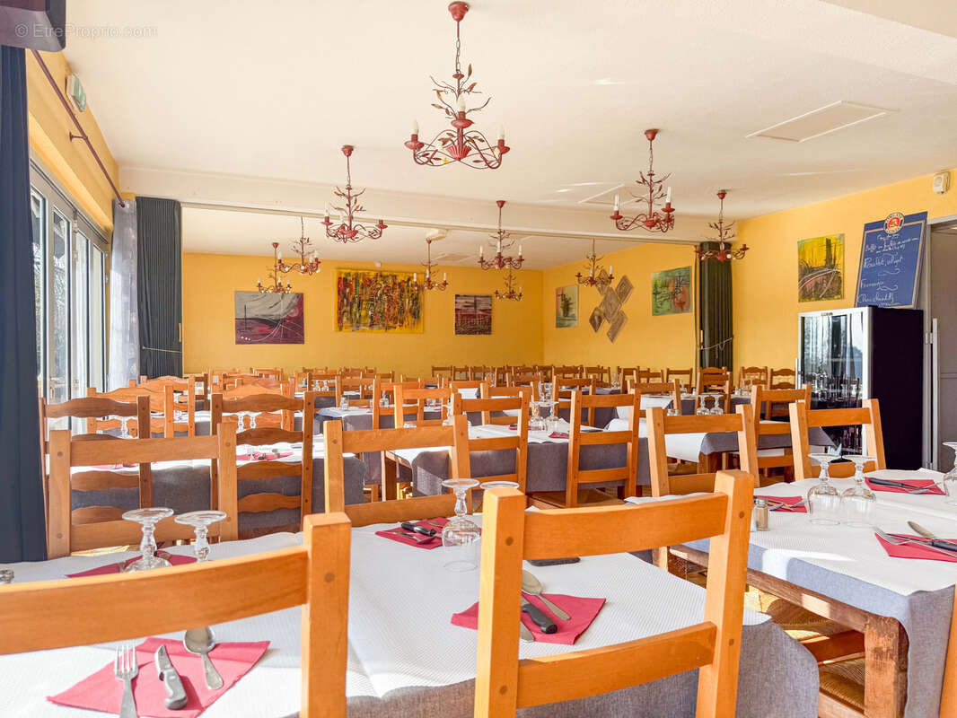 Commerce à SAINT-ETIENNE-CANTALES