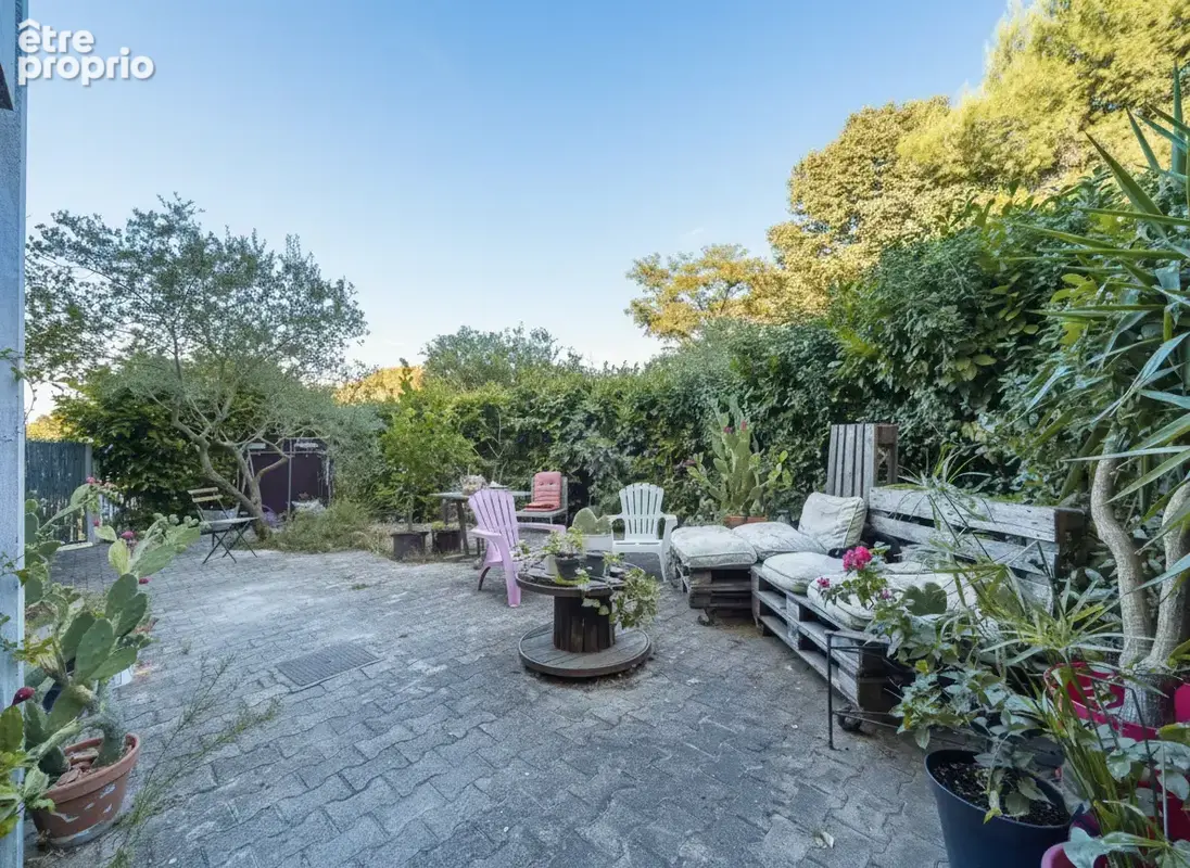 Appartement de 80 m2 en rez-de-chaussée avec un jardin de 80 m2 avec place de stationnement. - photo 3