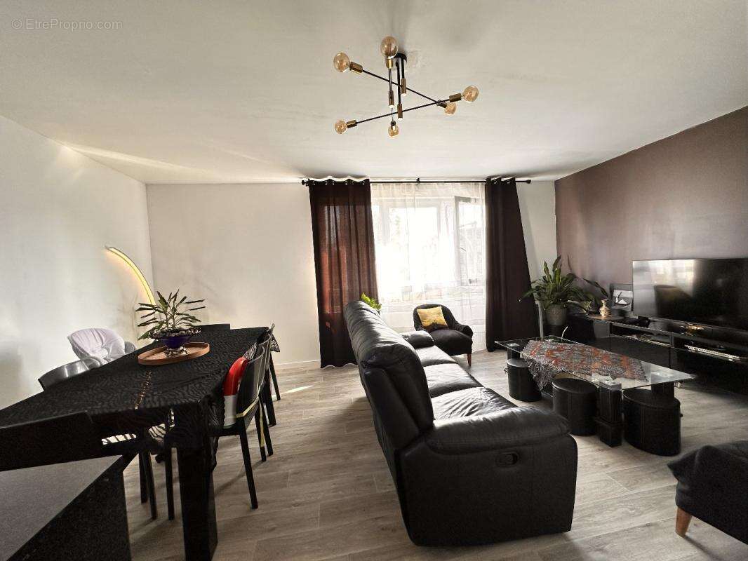 Appartement à VILLETANEUSE