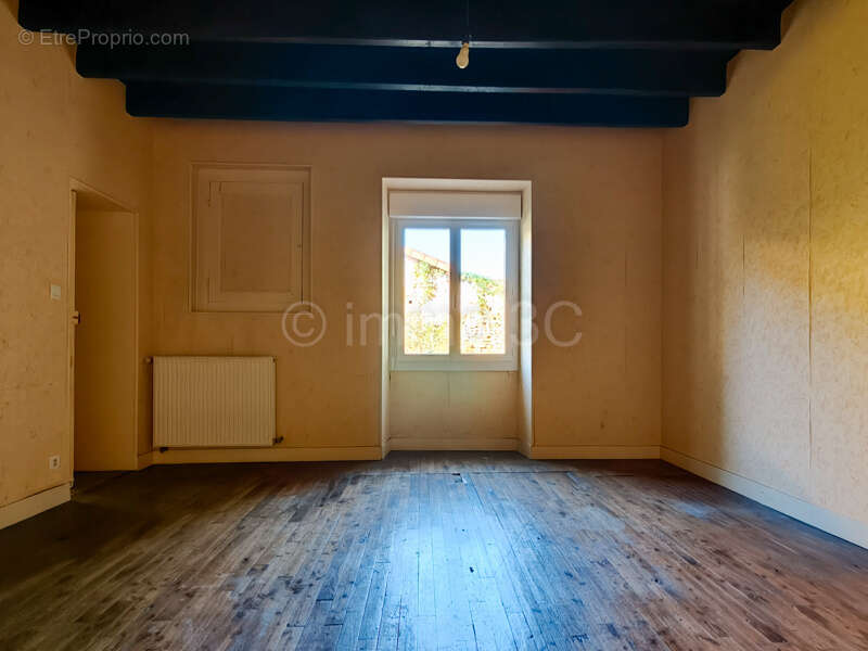 Maison en pierre à rénover avec terrain et grange - photo 7