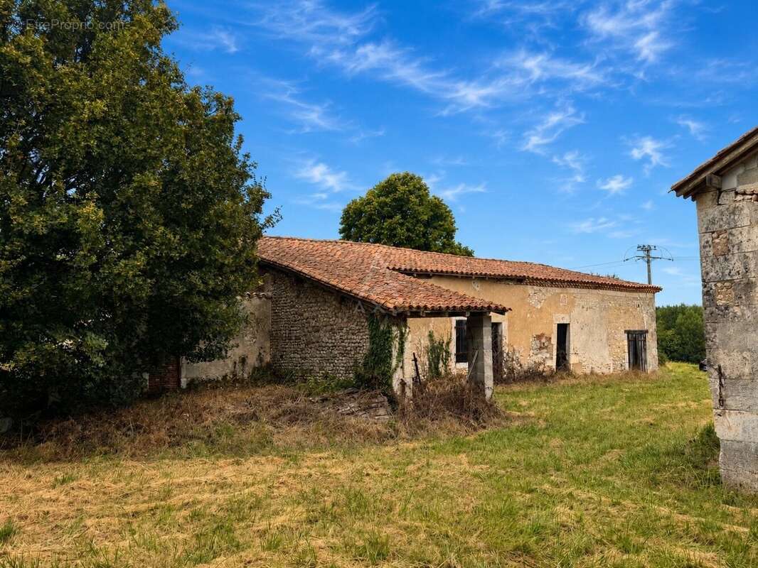 Au coeur de la campagne charentaise, un havre de paix à réinventer - photo 2