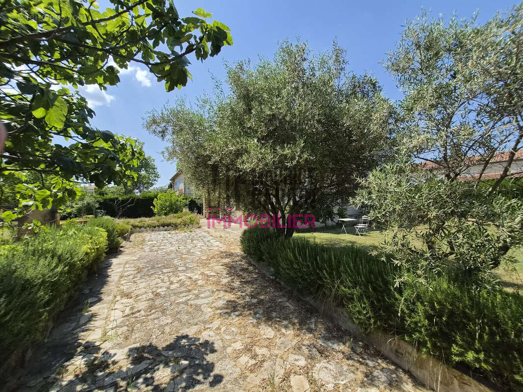 Maison 111 m² à Laudun-L'ardoise  - photo 4