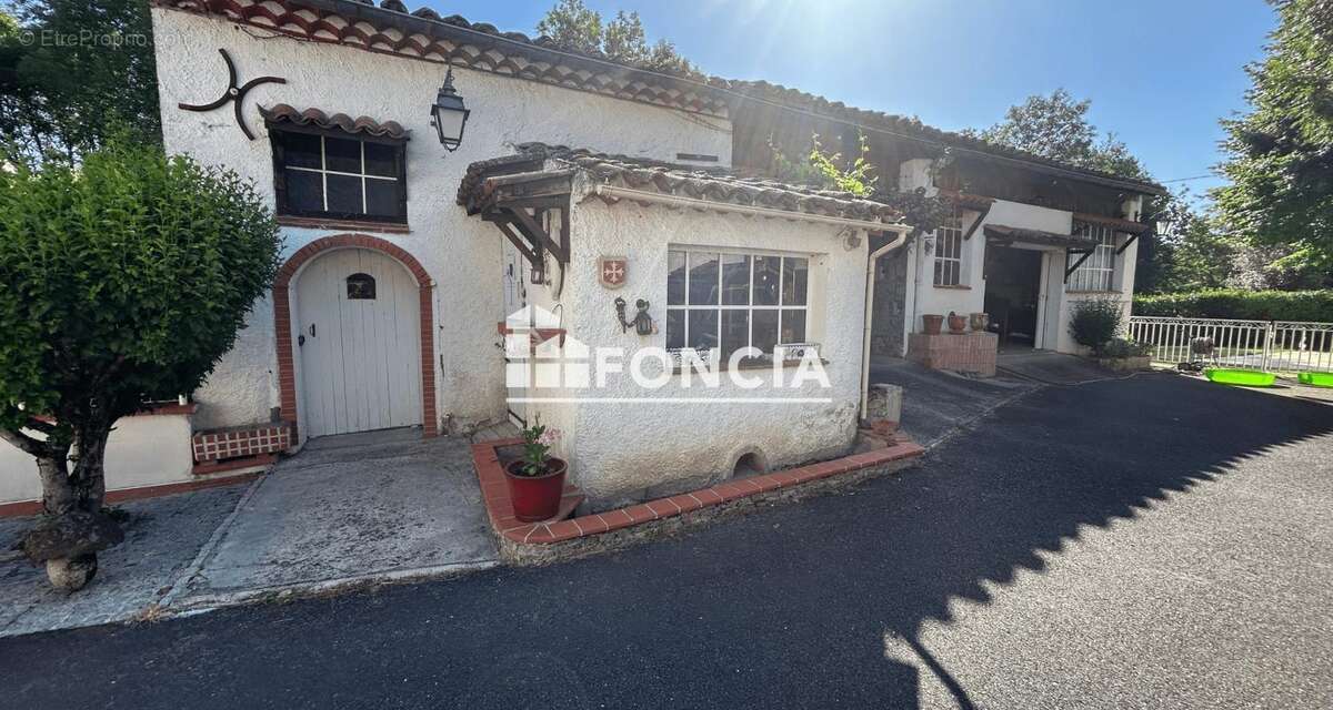 Belle villa rénovée avec piscine sur un terrain arboré de 1 254 m² - photo 2