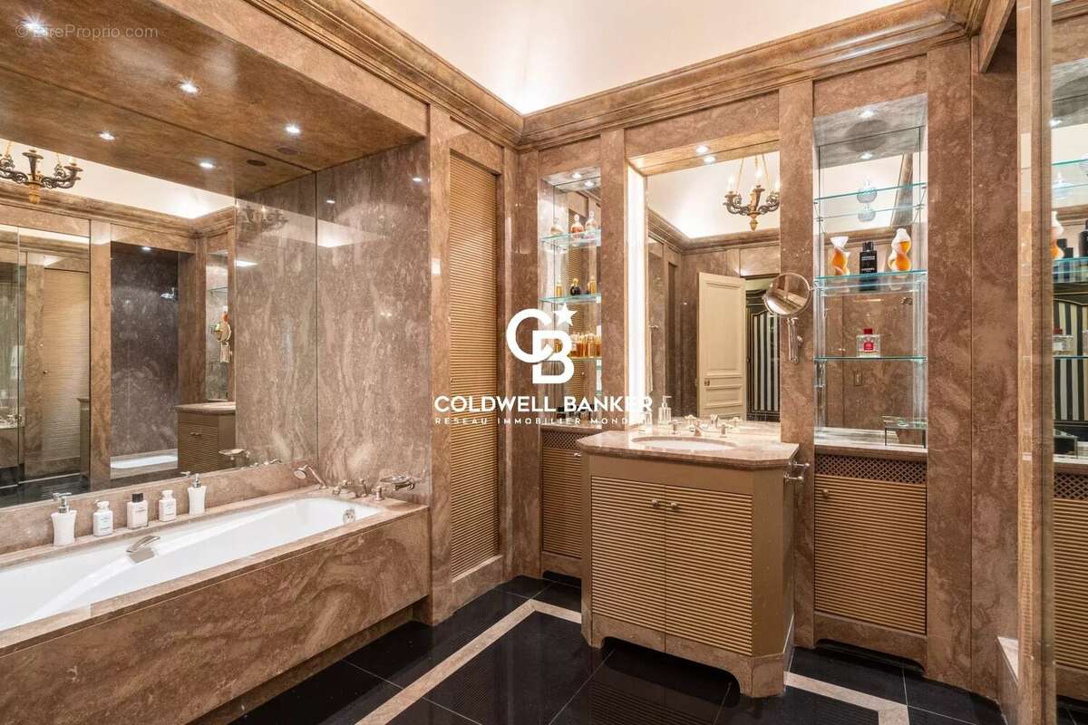 Appartement à PARIS-16E