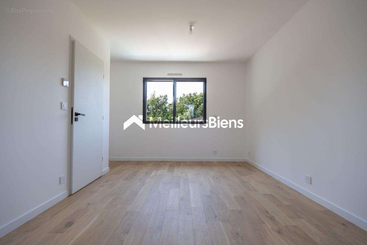 Maison à ROQUEBRUNE-SUR-ARGENS