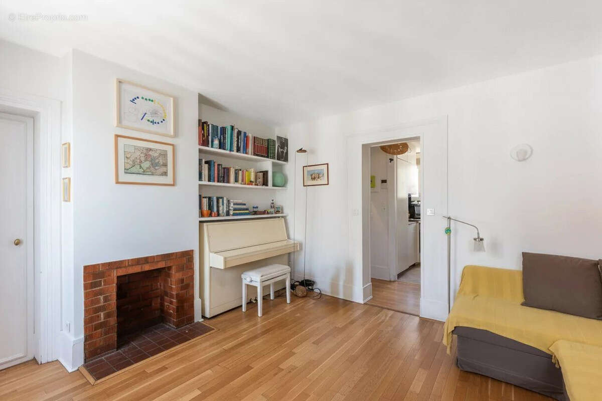 salon cheminée - Appartement à PARIS-20E