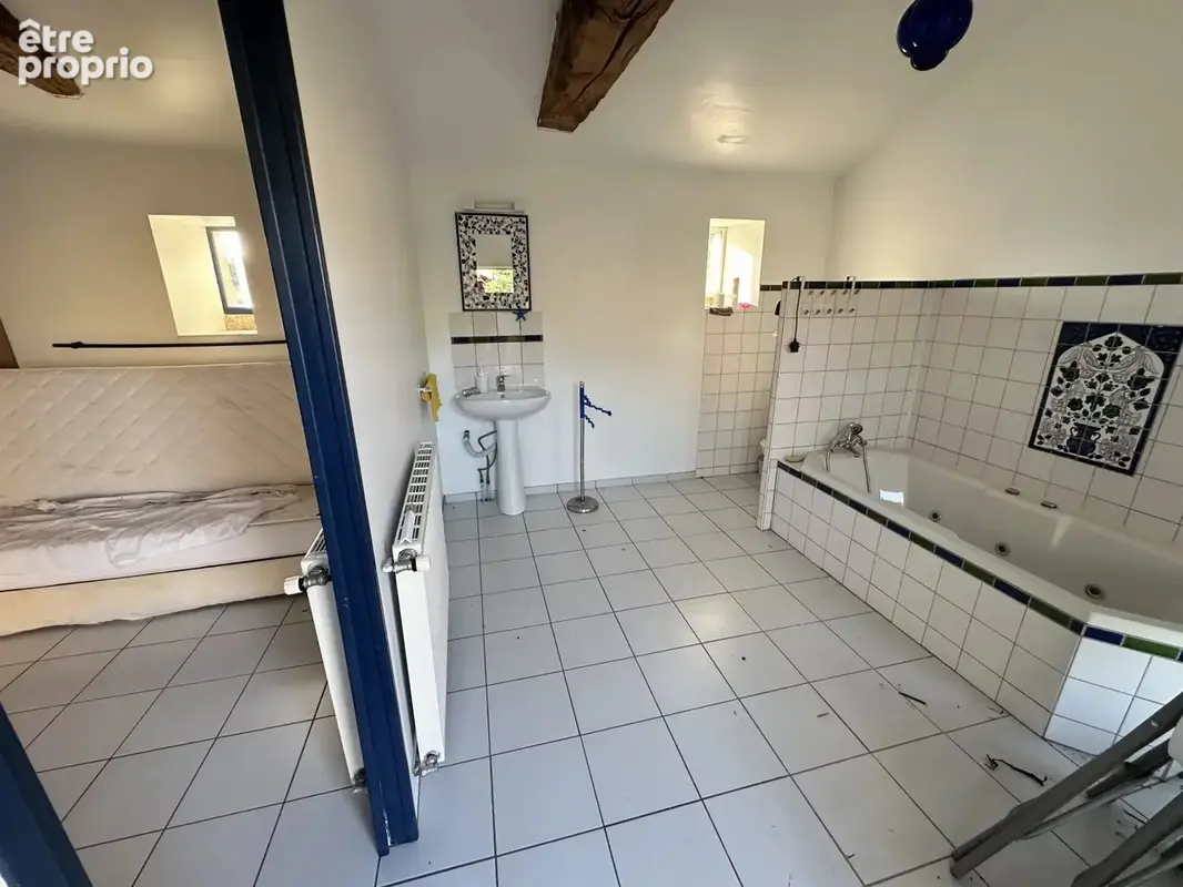 Ancien corps de ferme rénové, 5 chambres + gite + grange de 204 m² et 4 196 m² de terrain - photo 34