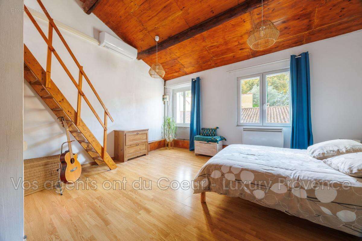 Maison à SIMIANE-COLLONGUE