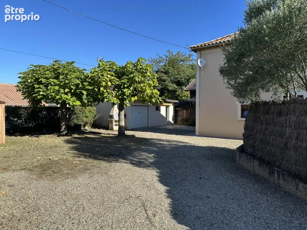 Maison au centre ville avec jardin et garage - photo 2