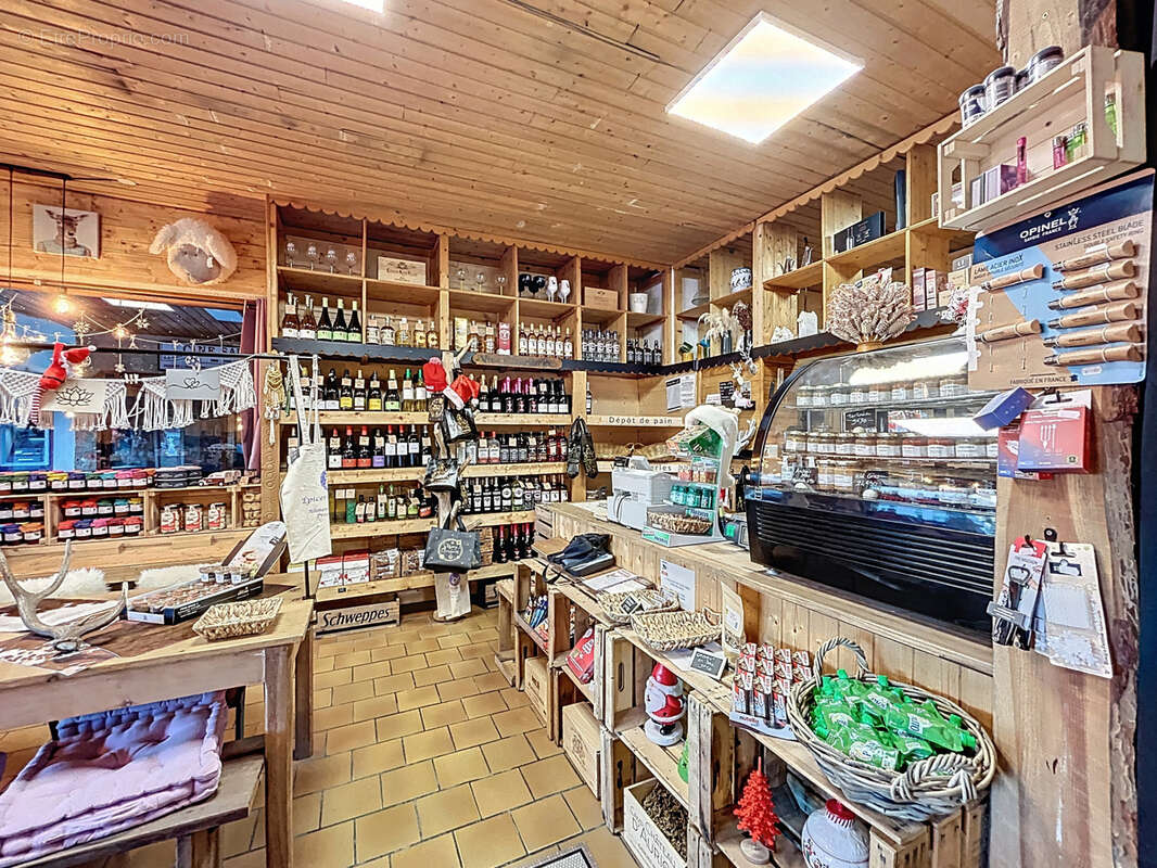 Commerce à ENCHASTRAYES