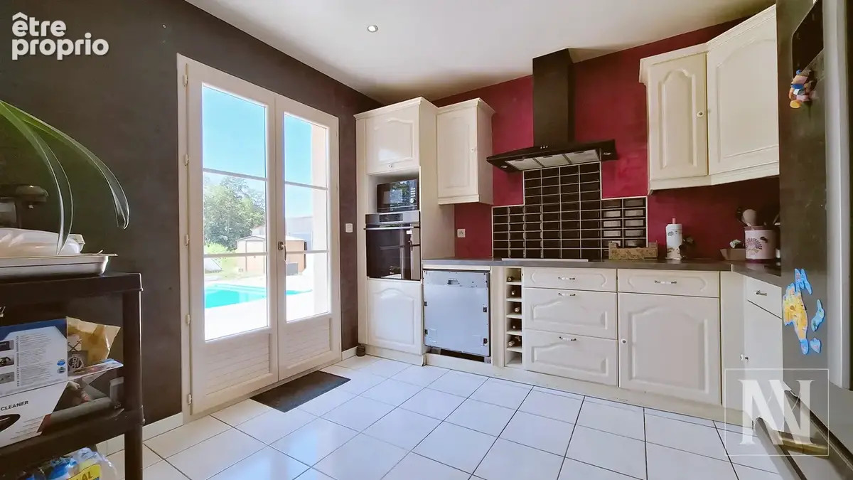 Maison de plain-pied avec piscine et terrain de 1 900 m2 en bord de ruisseau - photo 5