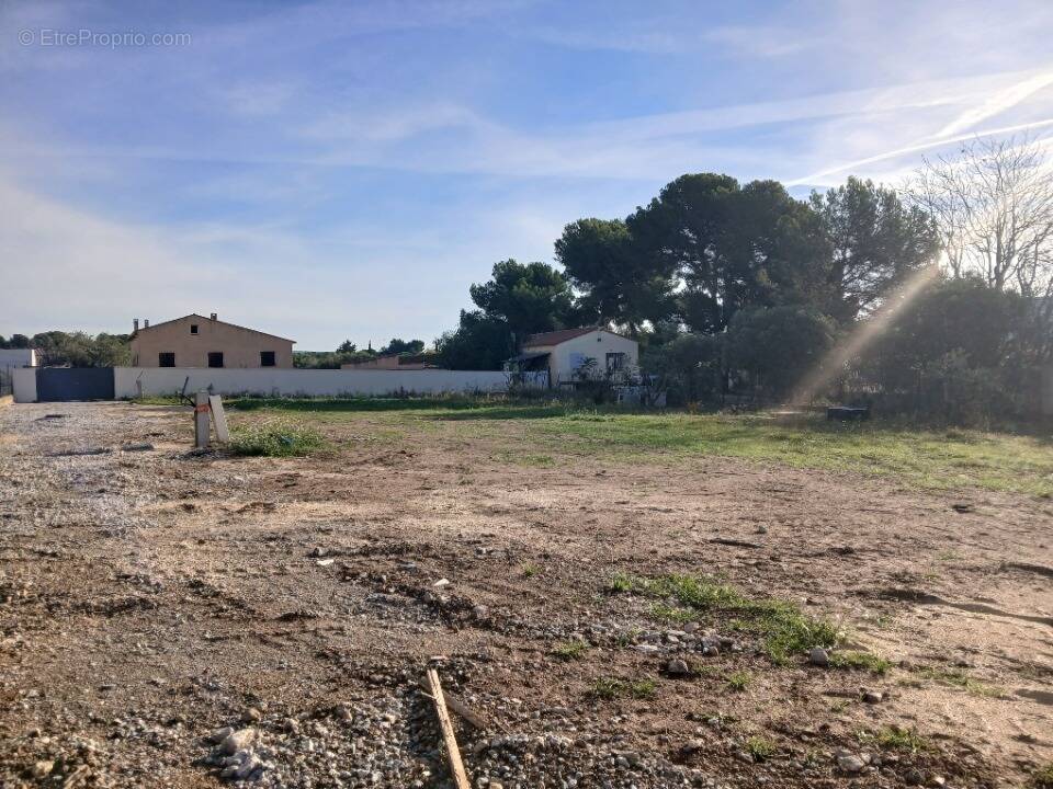 Terrain à LA FARE-LES-OLIVIERS