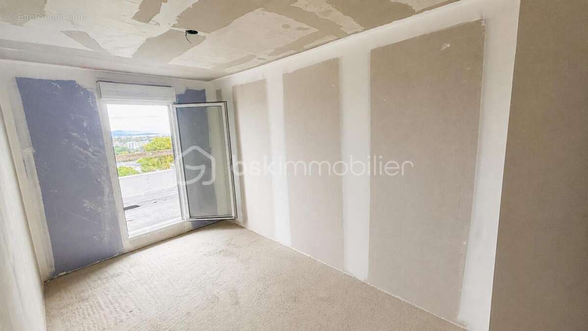 Antibes – 3p avec vue mer et collines, terrasse et piscine rooftop - photo 8