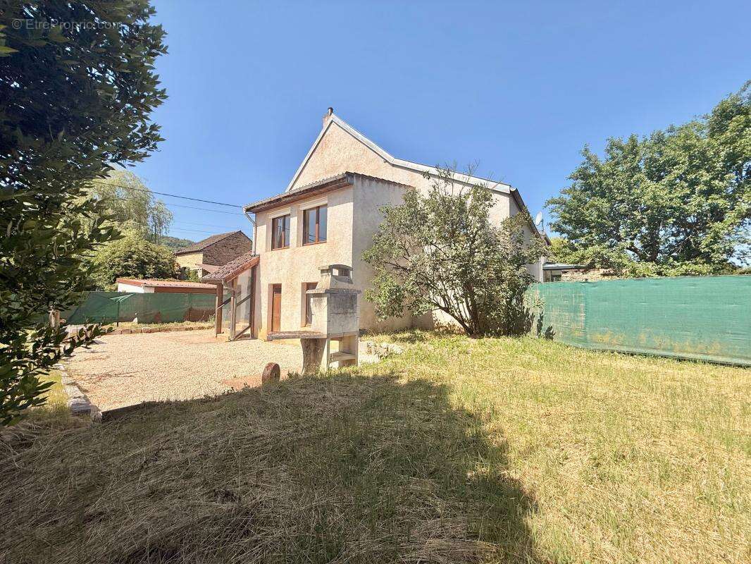 Maison avec 3 chambres et 2 garages sur un terrain de 742m² - photo 2
