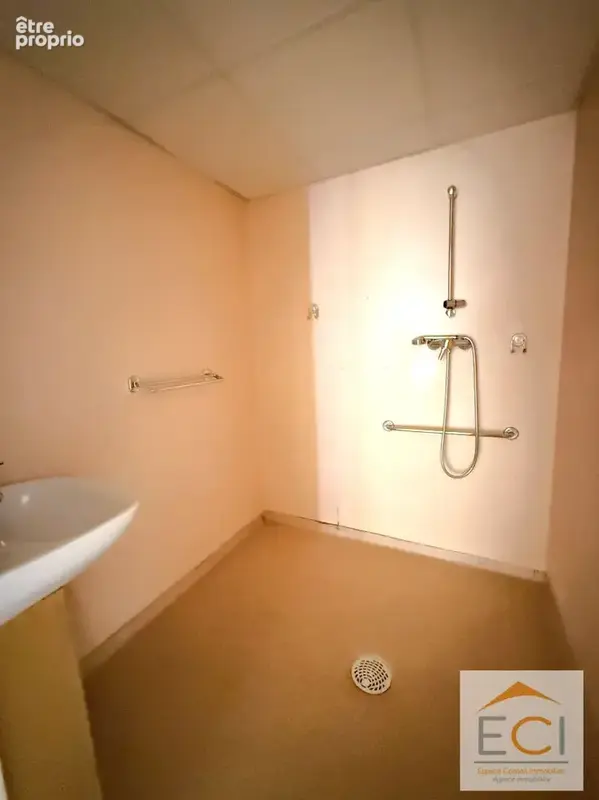À vendre - Appartement T3 au dernier étage avec terrasse - photo 7